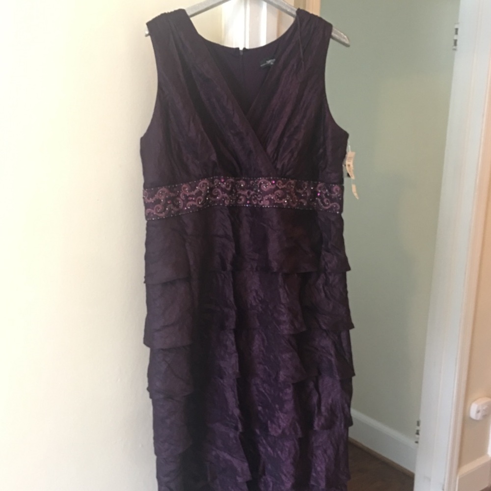 🆕! Purple formal gown w/ v-neck & ruffles! SZ 20